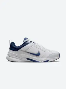 Кроссовки NIKE Defy All Day. От 4809₽ на некоторые размеры.